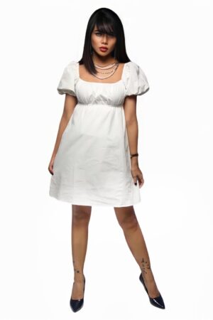 فستان أبيض بياقة مربعة