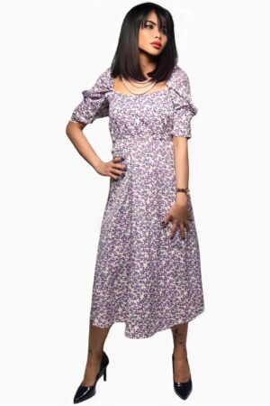 فستان بنفسجي بطابع كلاسيكي مزيّن بالكامل بالأزهار بياقة مربعة