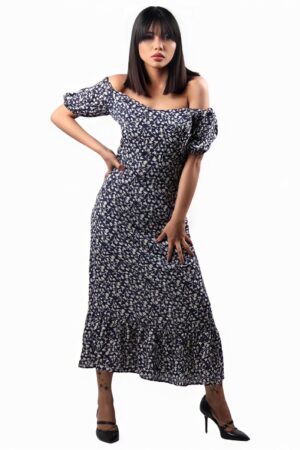 فستان أزرق زهري بأكتاف مكشوفة