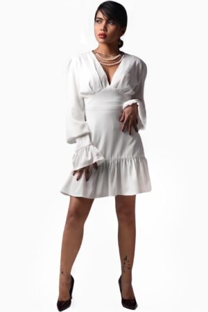 فستان أبيض بأكمام كشكش