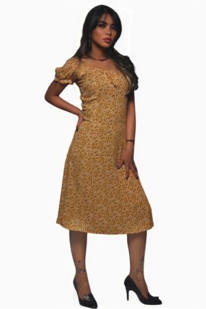 فستان بني بطبعة أزهار صغيرة بياقة مربعة وأكمام قصيرة