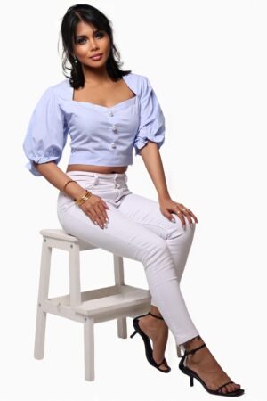 بلوزة زرقاء بياقة مربعة وأكمام متوسطة