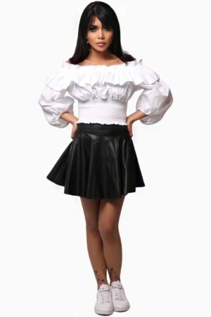 توب أبيض بأكمام طويلة ومنفوخة