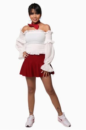 توب أبيض بأكمام طويلة