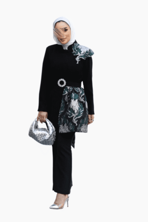 توب أسود + تنورة